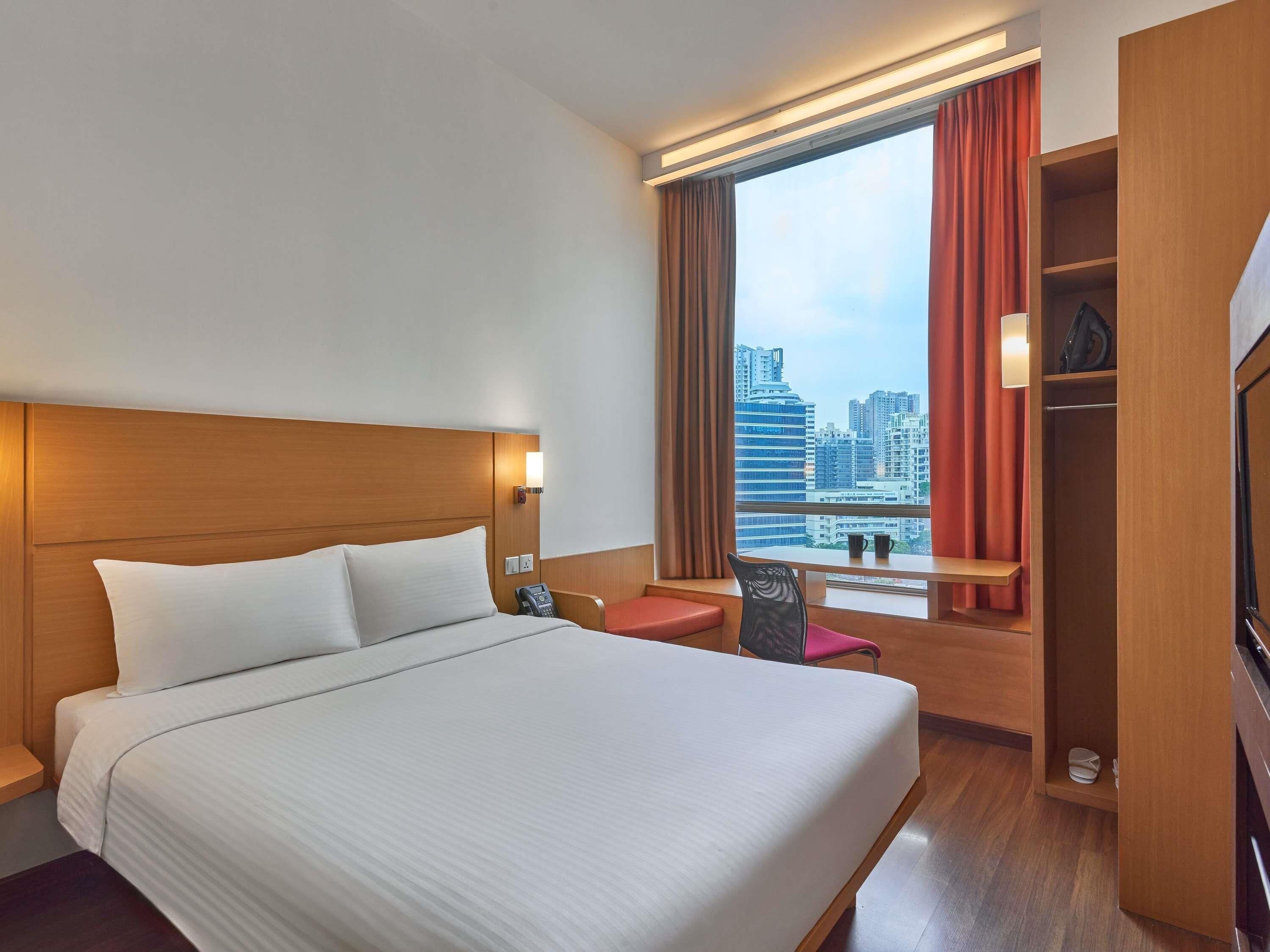 Standard Room, 1 Queen Bed | In-room safe, desk, laptop workspace, blackout drapes