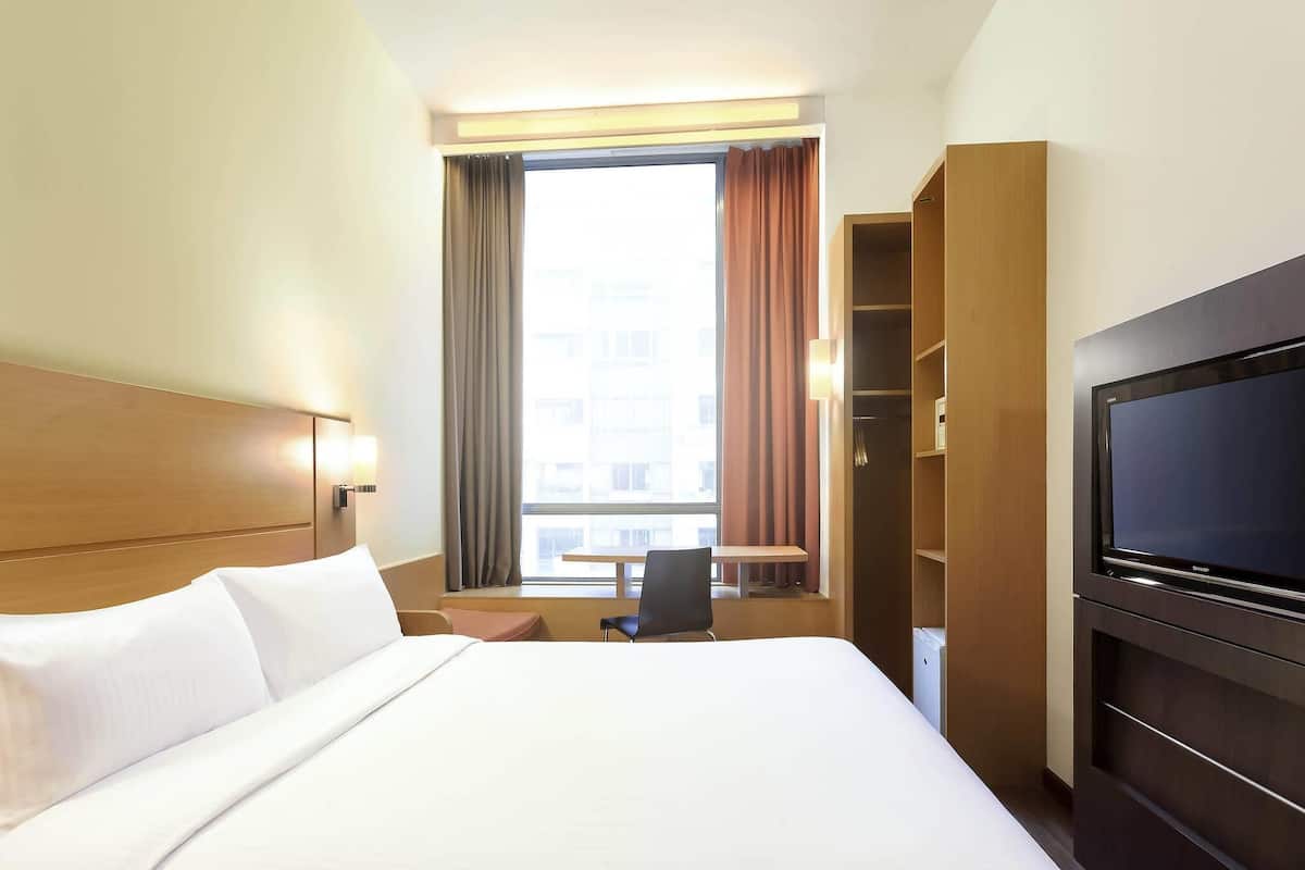 Quarto standard, 1 cama Queen | Cofres nos quartos, escrivaninha, espaço de trabalho para notebook