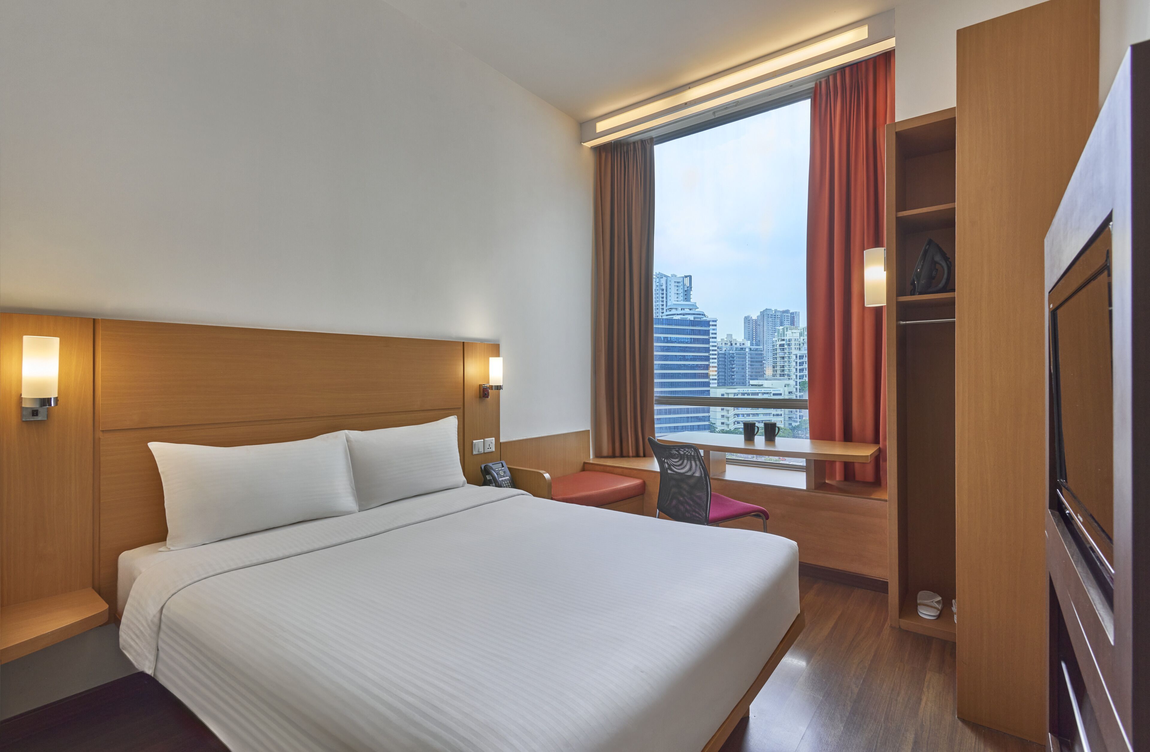 Phòng Tiêu chuẩn, 1 giường cỡ queen | Két bảo mật tại phòng, bàn, khu vực làm việc phù hợp cho laptop 