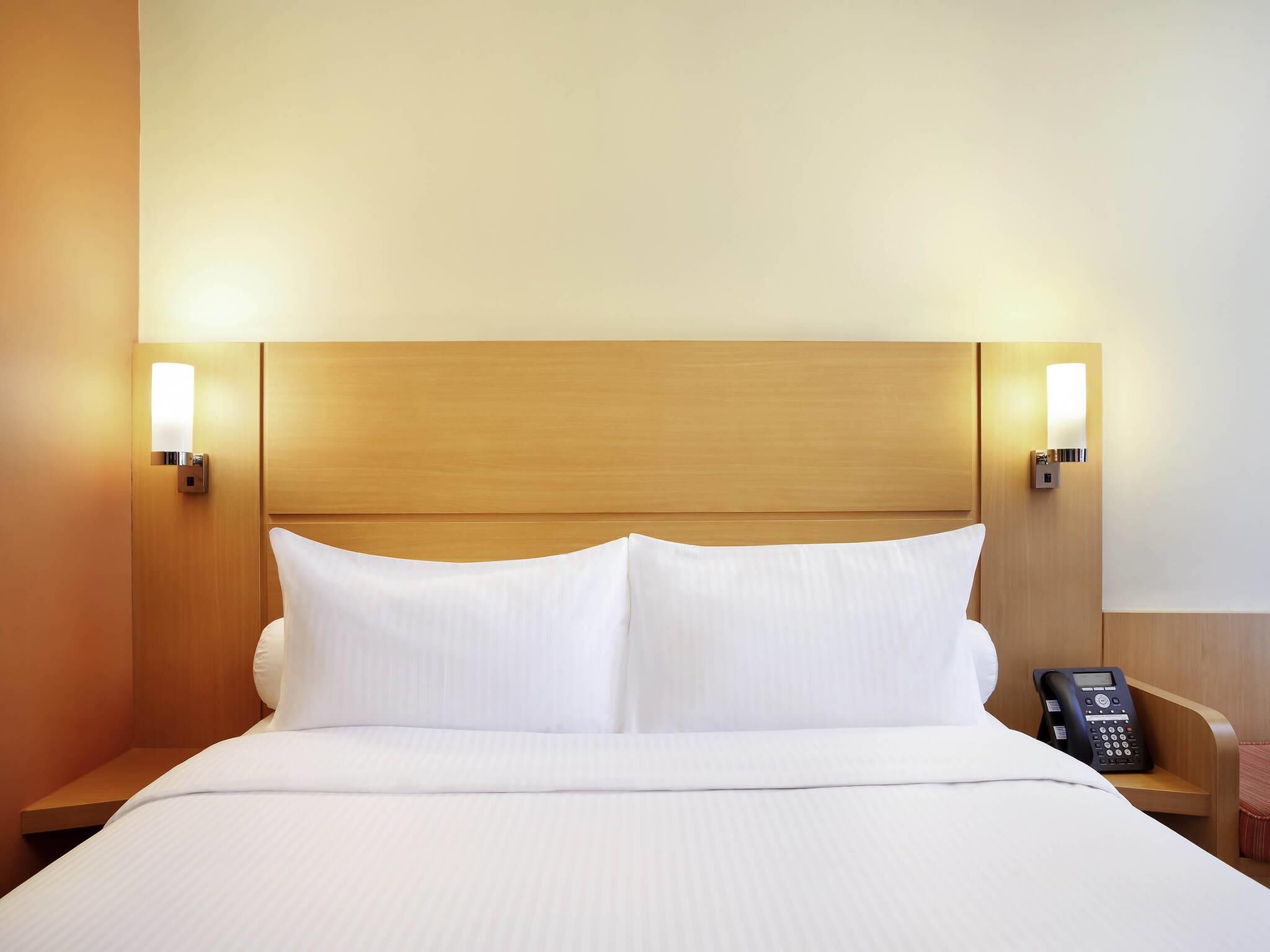 Habitación estándar, 1 cama de matrimonio | Caja fuerte, escritorio, espacio para trabajar con un portátil