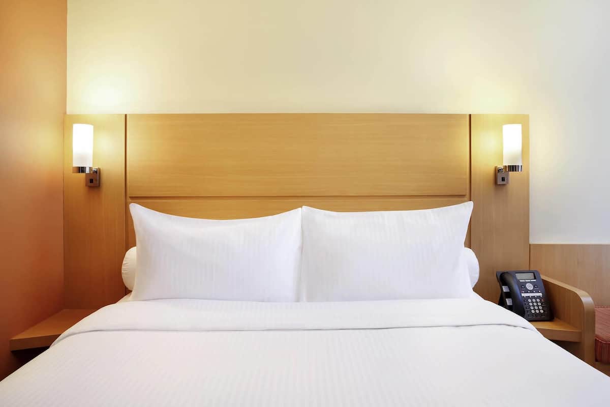 Standard Room, 1 Queen Bed | In-room safe, desk, laptop workspace, blackout drapes