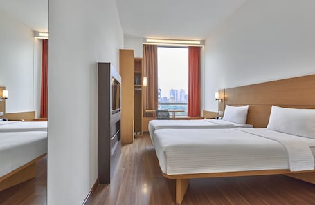 Caja de seguridad en la habitación y escritorio . ibis Singapore Novena