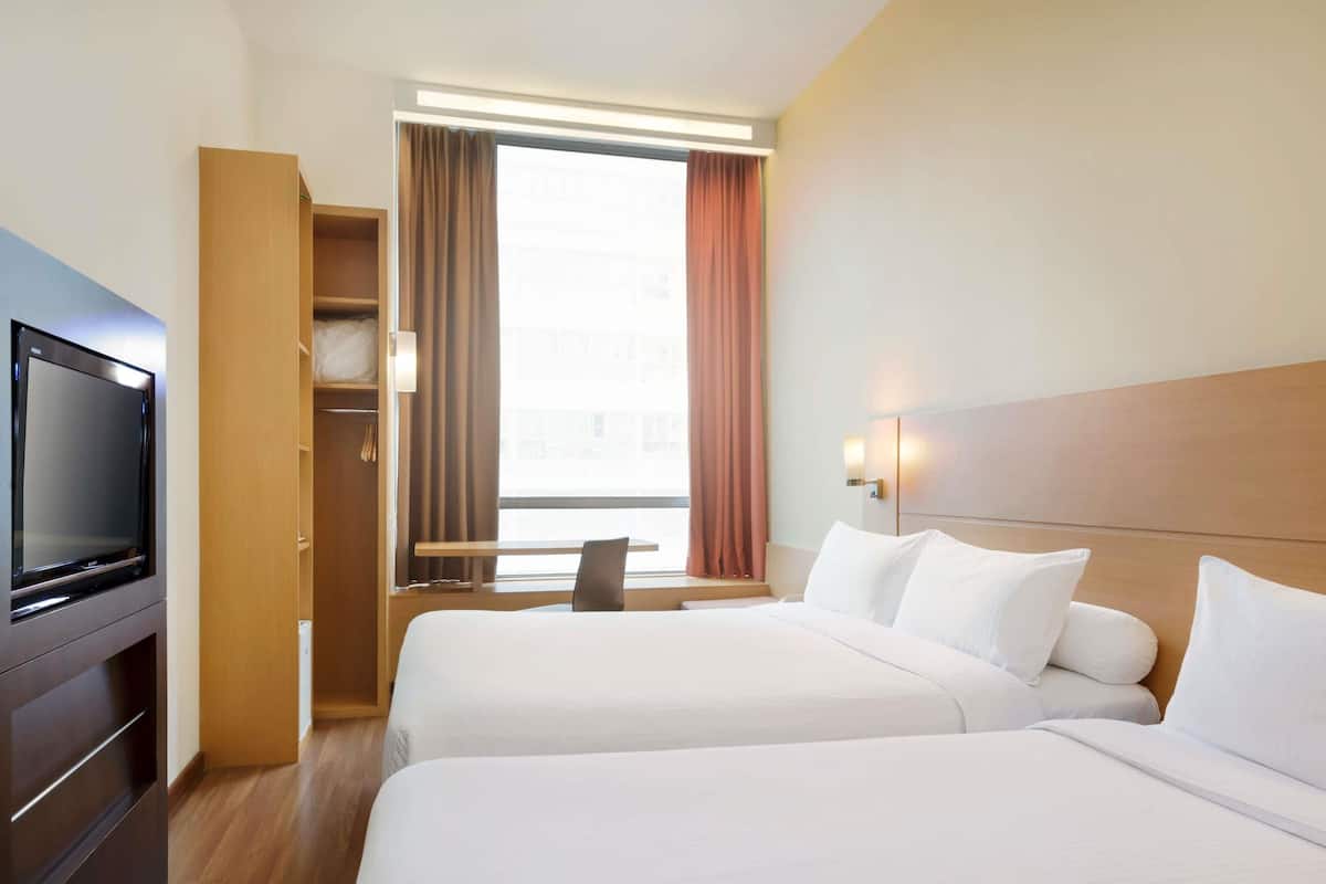 Brankas, meja kerja, ruang kerja ramah laptop, dan tirai kedap cahaya