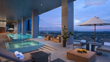 Una piscina techada, una piscina al aire libre, camas de piscina gratis