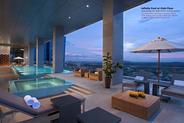 Een binnenzwembad, een buitenzwembad en gratis zwembadcabana's