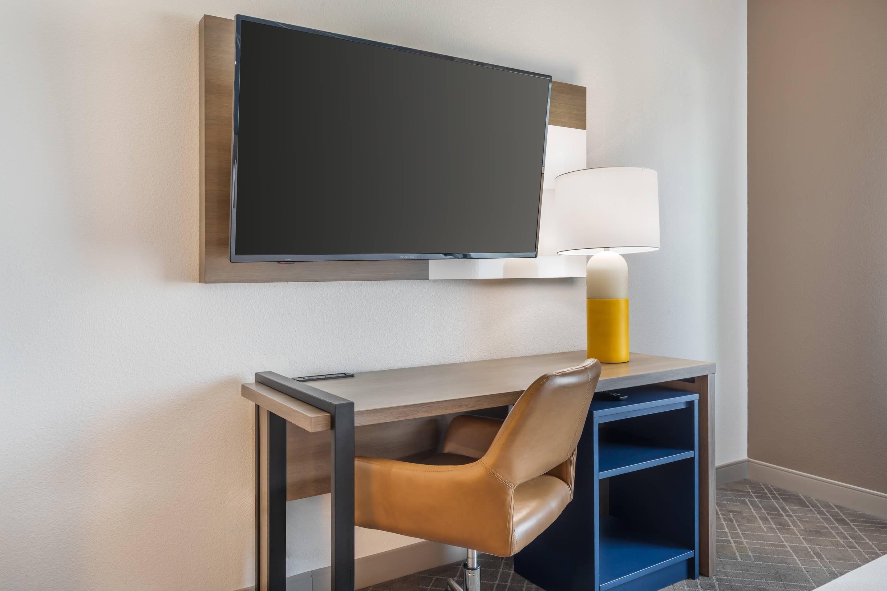 standard room, 1 king bed, non smoking | in-room safe, desk, laptop workspace, iron/ironing board