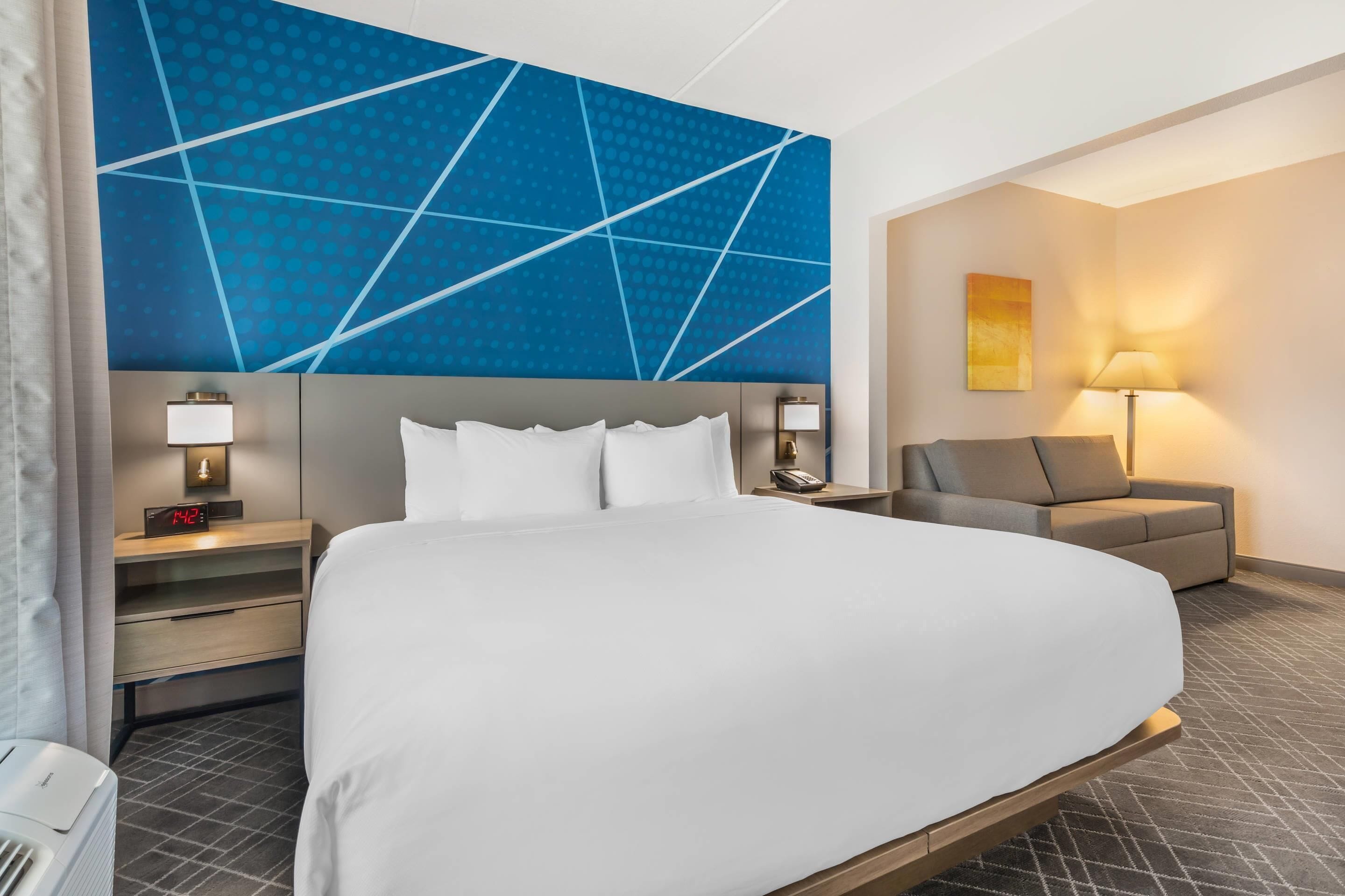 standard room, 1 king bed, non smoking | in-room safe, desk, laptop workspace, iron/ironing board