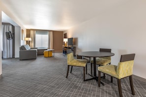 Suite, 1 kingsize bed, niet-roken | Een kluis op de kamer, een bureau, een laptopwerkplek