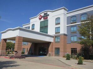 A hotel with a clear entrance, a sign indicating 'Best Western Plus', and a 'Clearance 16-0' sign. - Best Western Plus Frisco East - McKinney (Frisco)