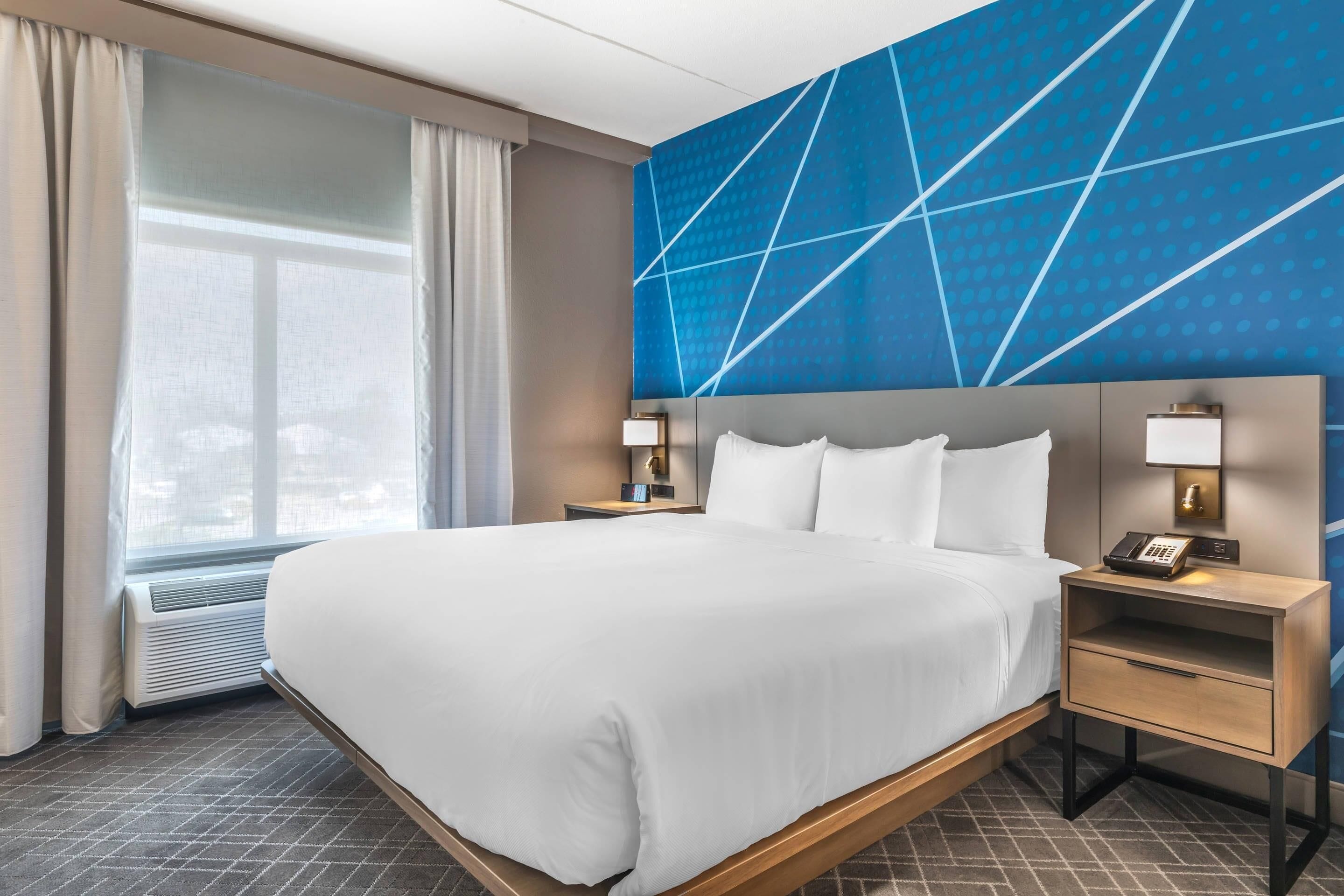 standard room, 1 king bed, non smoking | in-room safe, desk, laptop workspace, iron/ironing board