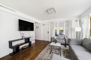 Familie appartement, 2 slaapkamers, keuken | Woonruimte | Een 65-inch smart-tv met digitale zenders en televisie