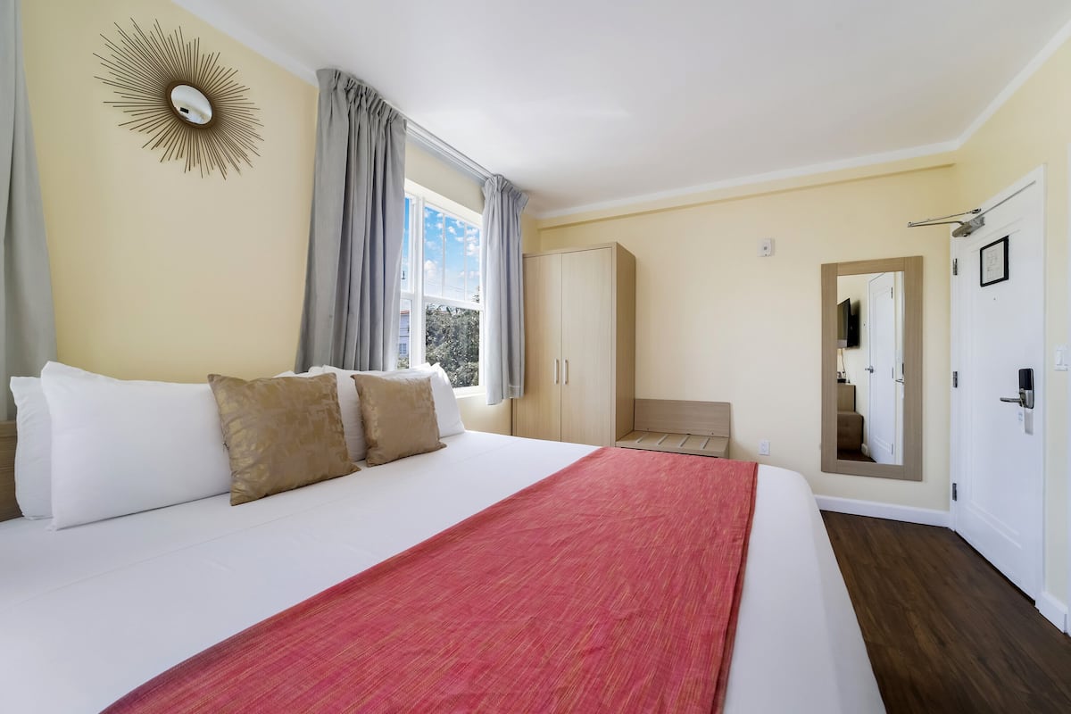 Kamar Comfort, 1 Tempat Tidur Queen, kamar mandi pribadi | Seprai katun Mesir, seprai premium, dan selimut bulu angsa