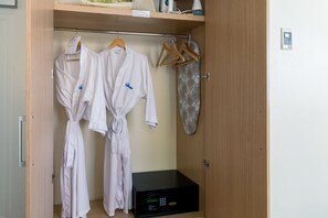 Deluxe Room, 1 King Bed | Safe