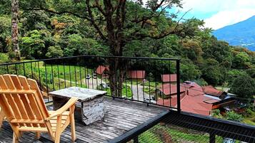 Cabaña Deluxe, vista a la montaña | Ropa de cama de alta calidad, edredón y minibar