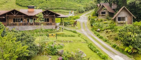 供应早餐、午餐和晚餐