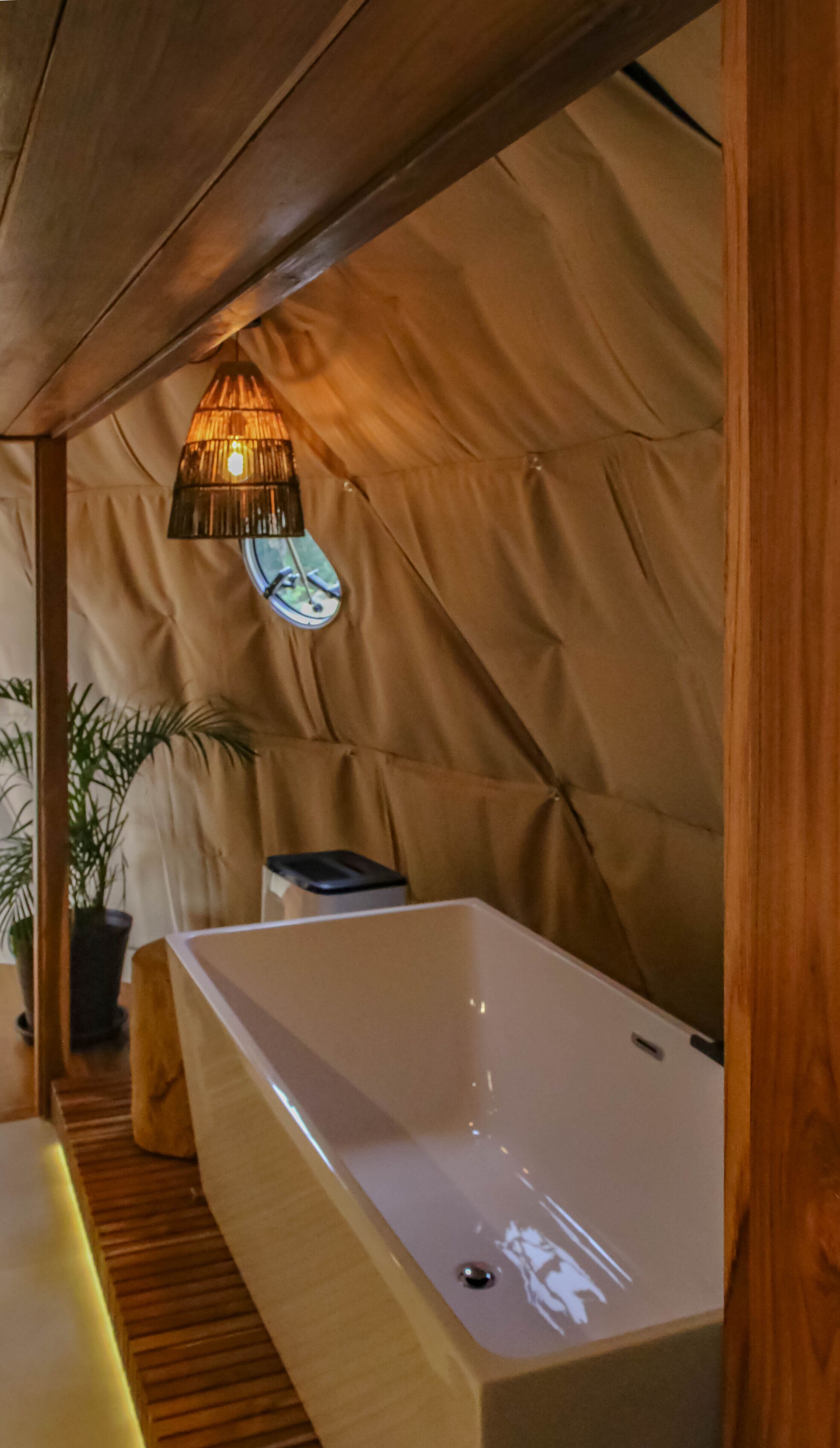 Deluxe-hytte - bjergudsigt | Badeværelse | Bruser, gratis toiletartikler, håndklæder