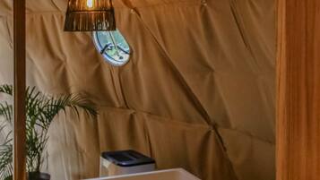 Deluxe-hytte - bjergudsigt | Badeværelse | Bruser, gratis toiletartikler, håndklæder
