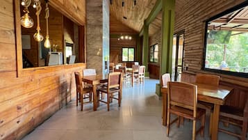 Petit déjeuner, déjeuner et dßner servis sur place