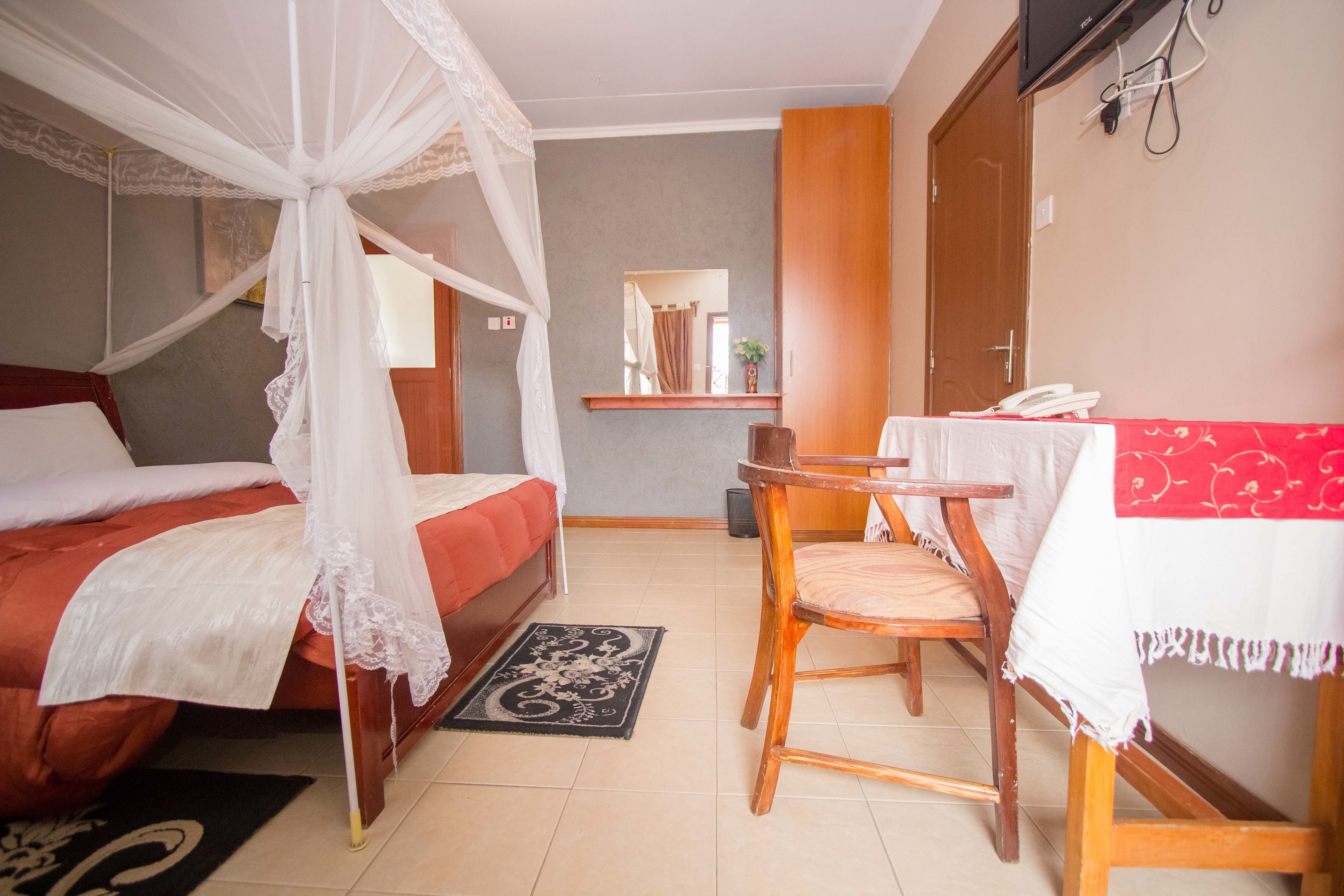 desk, free wifi, bed sheets