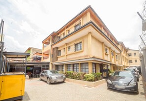 Front of property - The Stand Leisure Hotel (Nairobi)