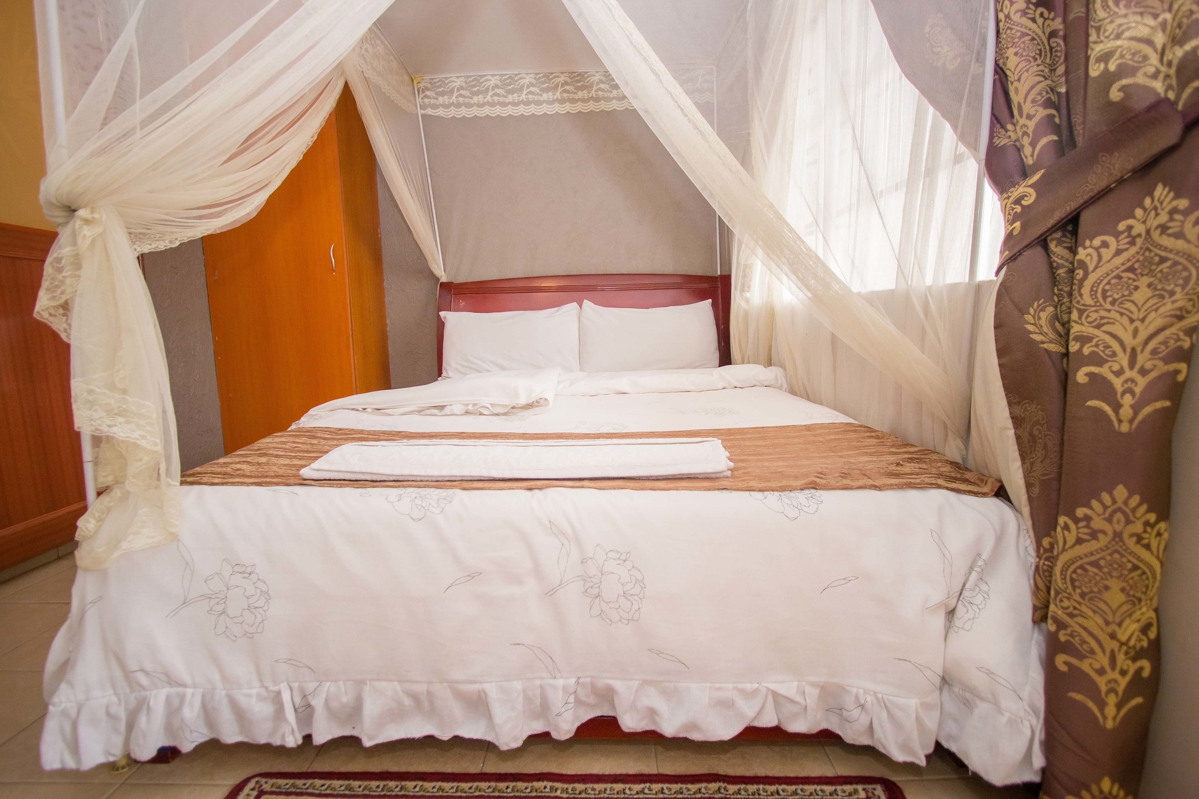 desk, free wifi, bed sheets