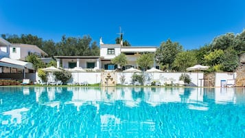 Outdoor pool, pool umbrellas, sun loungers