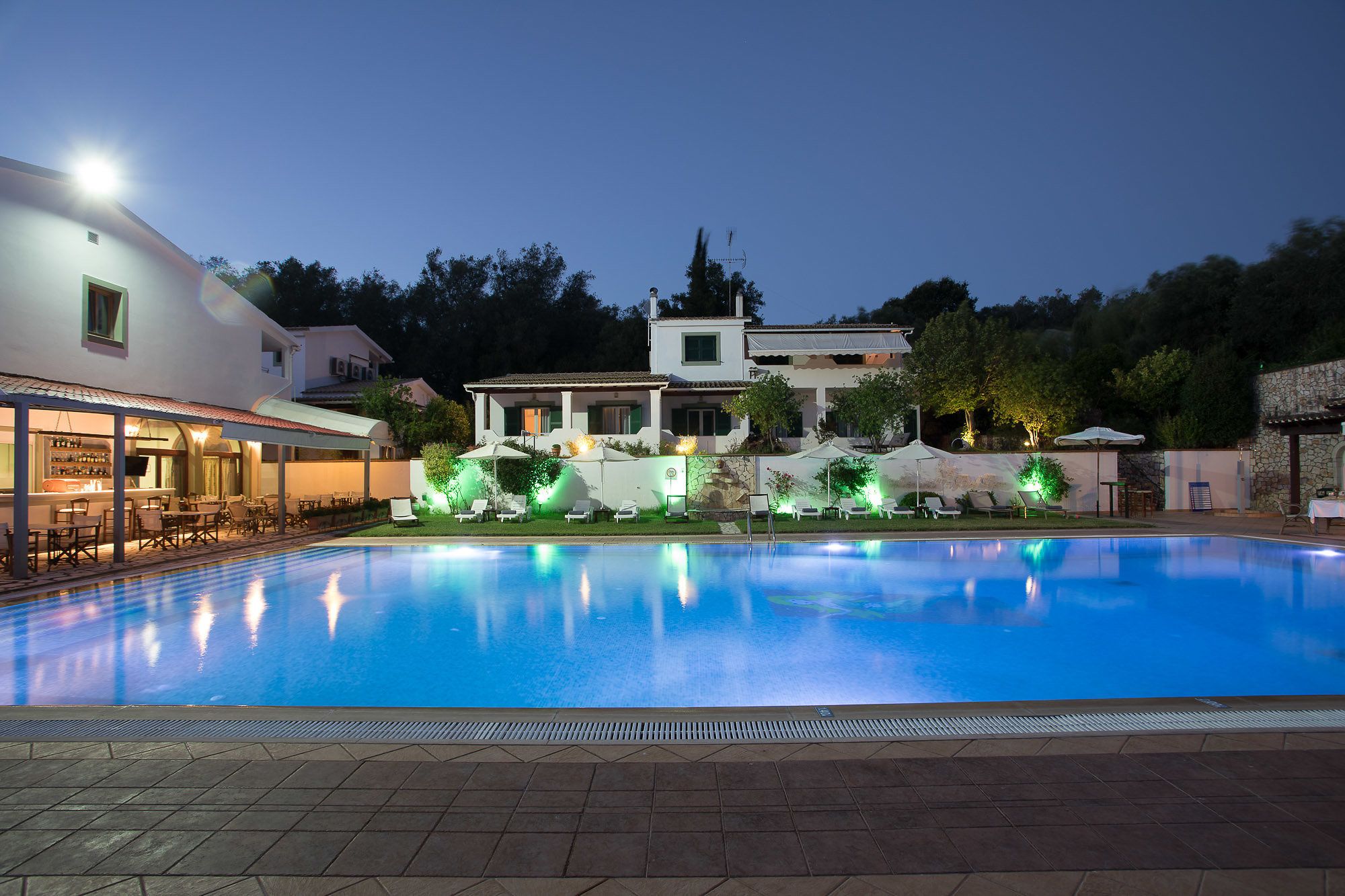 حمّام سباحة خارجي، مظلات على حمّام السباحة، مقاعد للتشمس