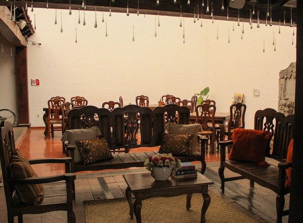 Serviço de café da manhã, culinária fusion, restaurante ao ar livre