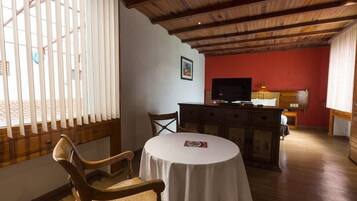 Se sirven desayunos, comidas y cocina fusión con mesas al aire libre