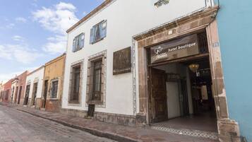 Vista frontal de la propiedad