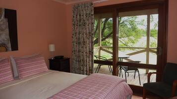 Muebles diferentes, tabla de planchar con plancha, cunas y ropa de cama