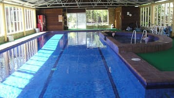 Kolam renang indoor