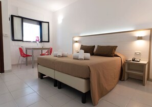 Habitación superior con 1 cama doble o 2 individuales, planta baja | Escritorio, tabla de planchar con plancha, wifi gratis y ropa de cama