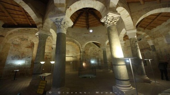 An interior with high stone columns, arched ceilings, and a wooden beam structure. - Hotel Residence Nemo (Brindisi)
