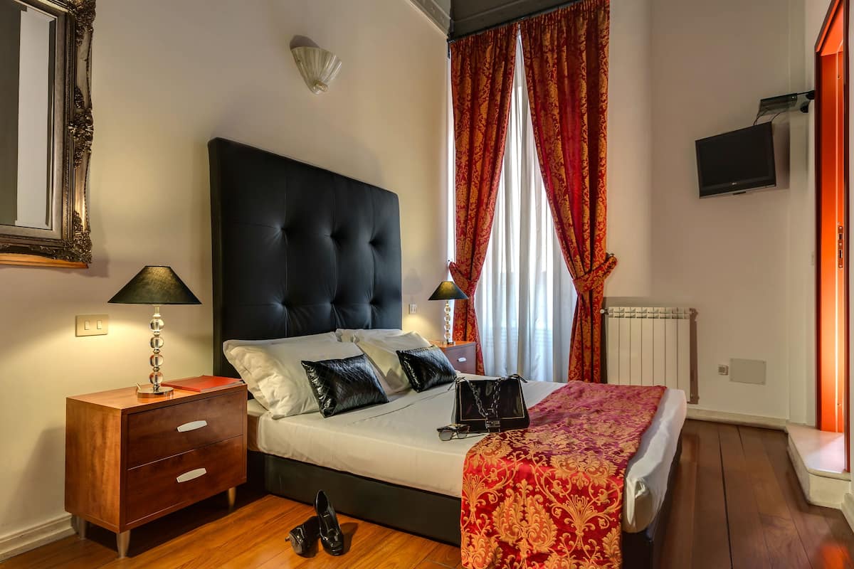 Habitación doble Deluxe | Caja de seguridad en la habitación y escritorio