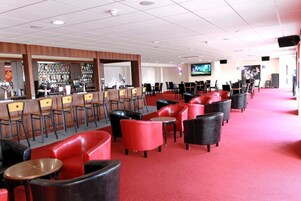 Serves lunch and dinner