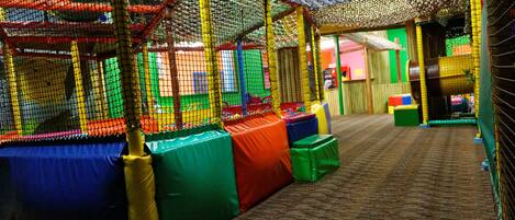 Área de juegos infantiles techada