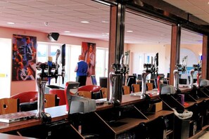 Serviert Mittagessen und Abendessen