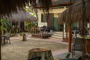 Comfort Room, Patio king and sofa bed | Courtyard view