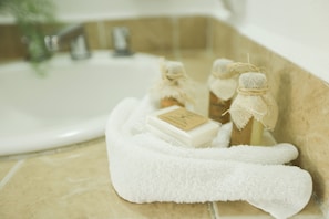 Comfort Room, Patio two double beds | Bathroom | Shower, rainfall showerhead, hair dryer, towels - Kinta Kan Cabañas Hotel Playa del Carmen (Playa del Carmen)