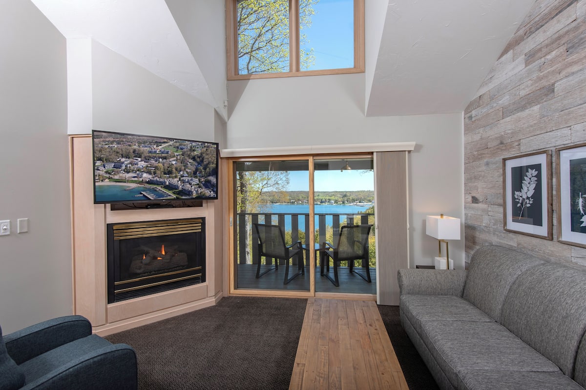 套房, 2 间卧室, 海湾景观 (2nd Floor with Fireplace & Jetted Tub) | 高档床上用品、加厚床垫、免费 WiFi、床单