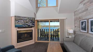 Suite, 2 Schlafzimmer, Buchtblick (2nd Floor with Fireplace & Jetted Tub) | Hochwertige Bettwaren, Pillowtop-Betten, kostenloses WLAN, Bettwäsche