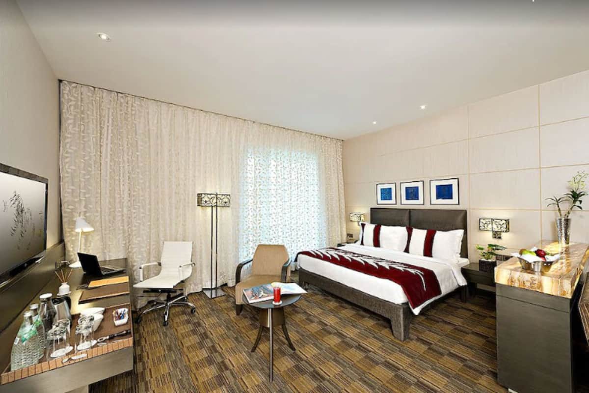 Hazel Suite | Premium bedding, minibar, in-room safe, desk