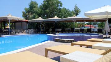 2 albercas al aire libre, sombrillas en la alberca y camastros