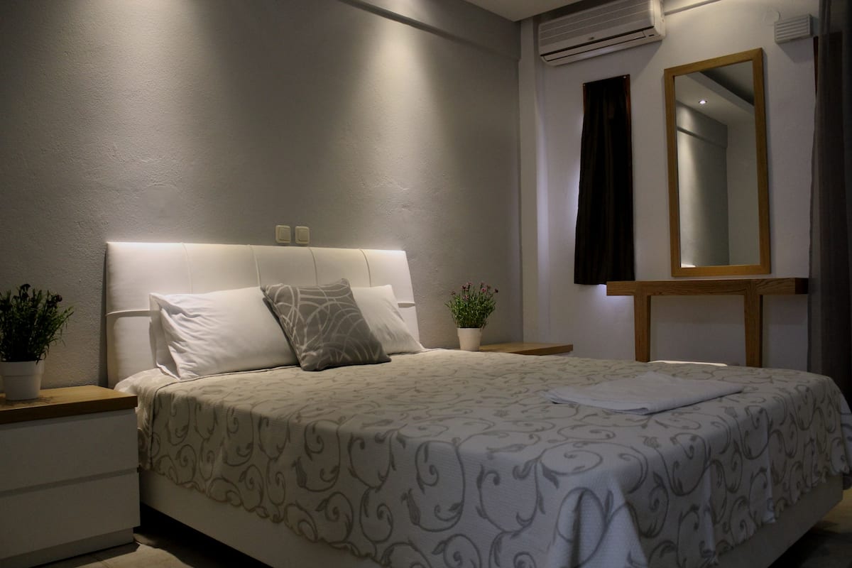 Junior Room, Multiple Bedrooms | In-room safe, desk, blackout curtains, soundproofing