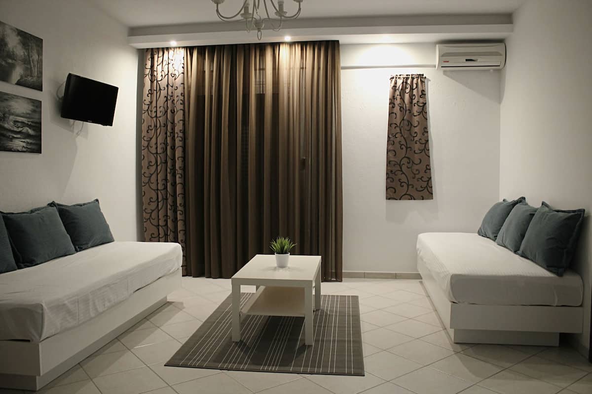 Deluxe Quadruple Room, 2 Bedrooms | In-room safe, desk, blackout curtains, soundproofing