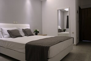 客房内保险箱、办公桌、遮光窗帘、隔音