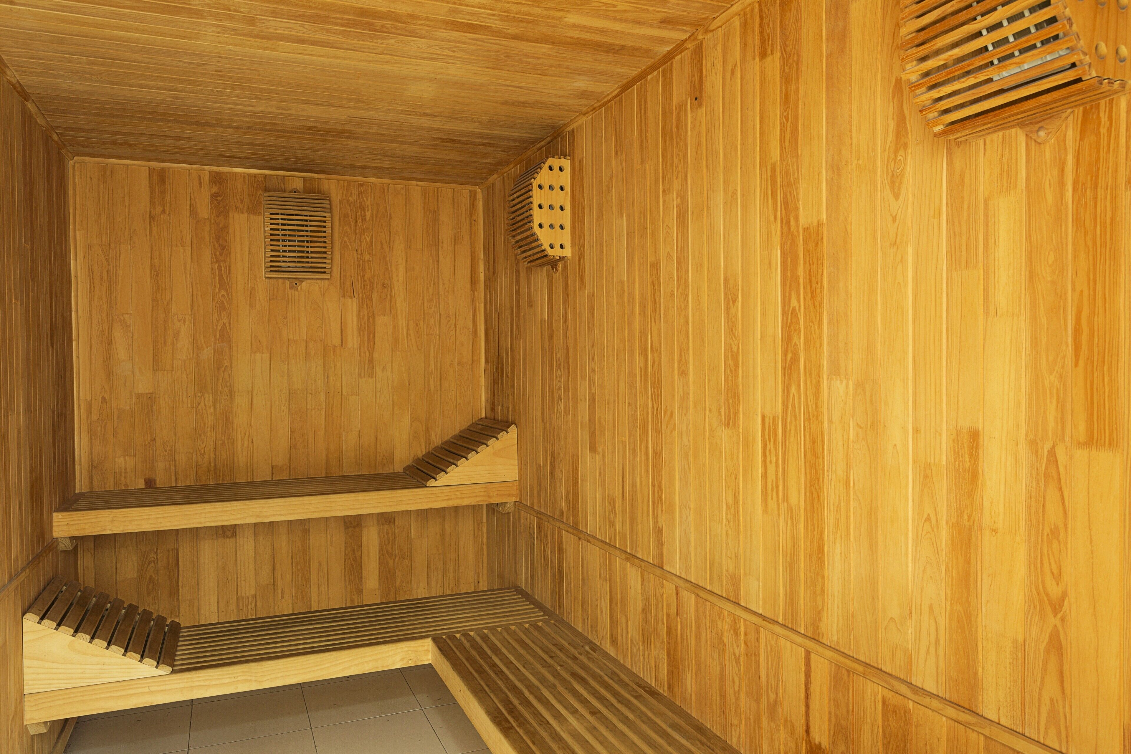 Eine Sauna mit Holzwänden und -bänken.