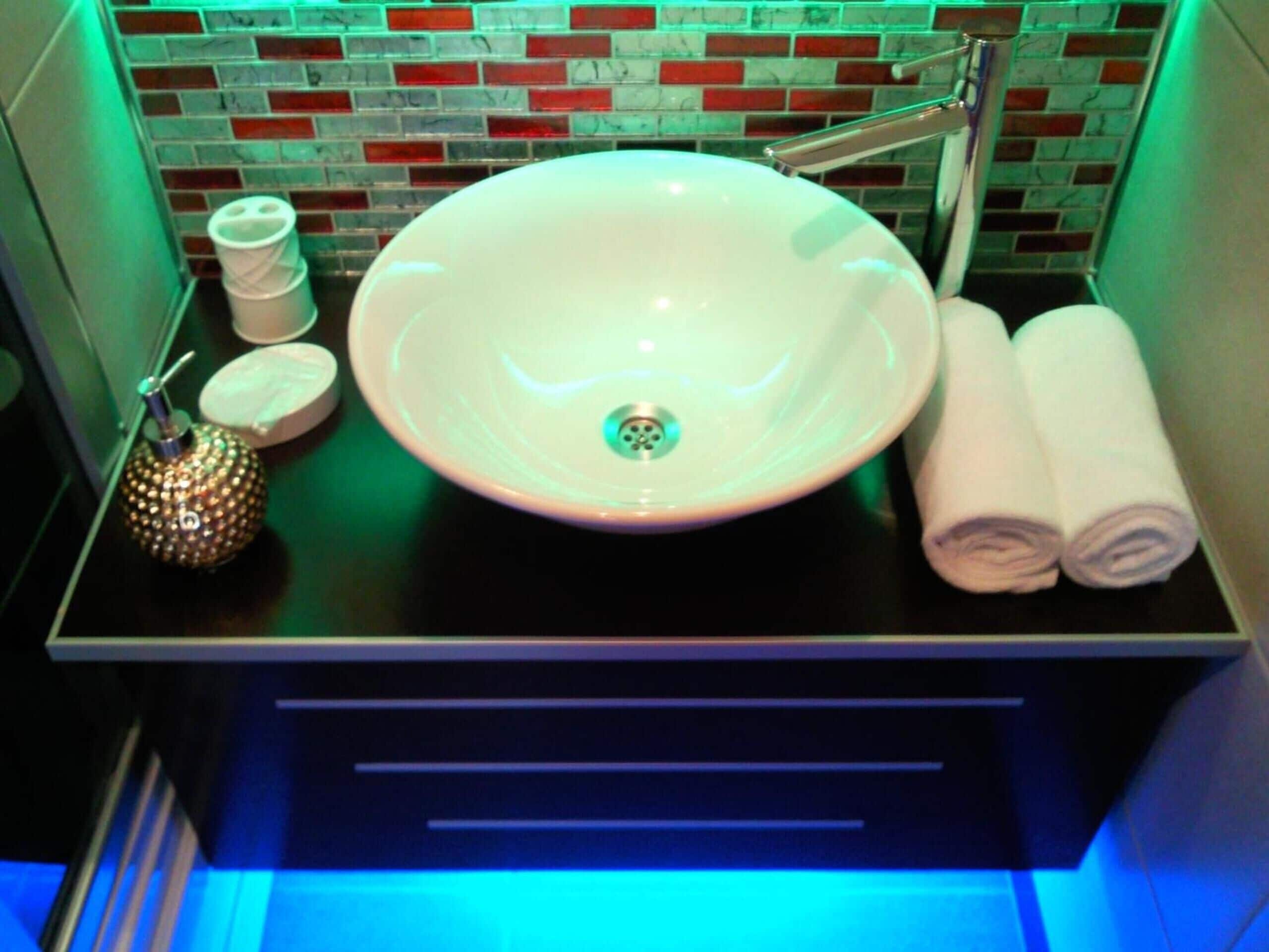 combined shower/bathtub, deep-soaking bathtub, hair dryer, slippers