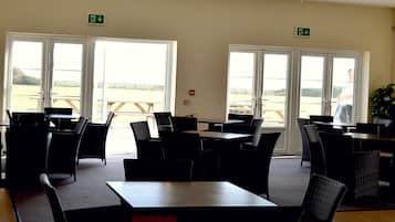 3 bars/lounges, pub